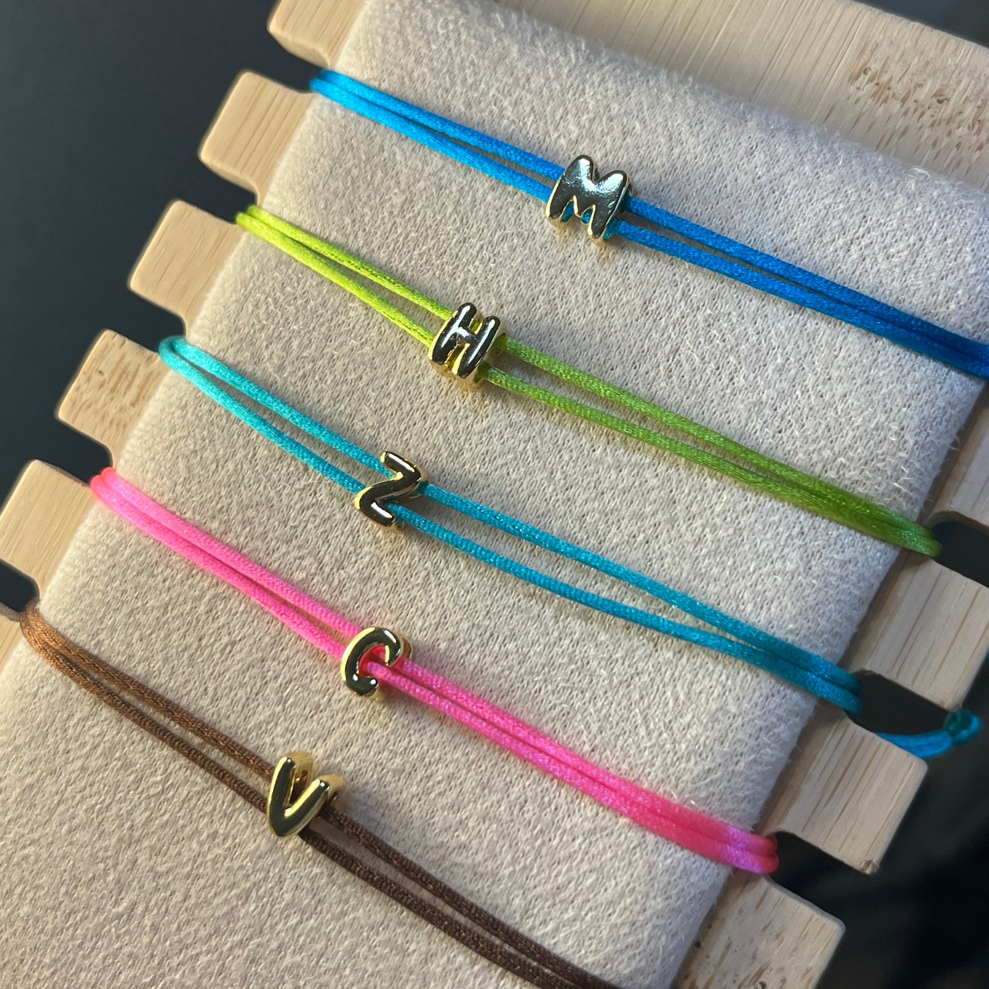 Letter bracelet marrón